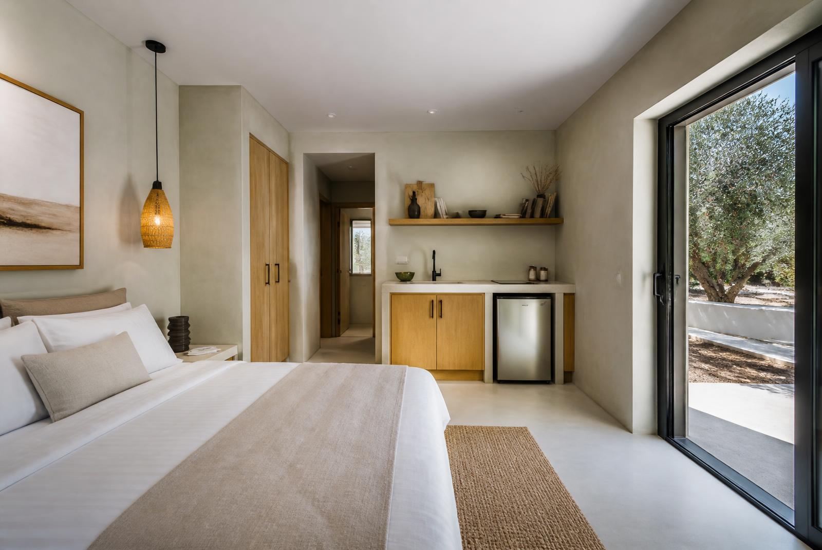 Self-contained guest annexe with queen bed and kitchenette