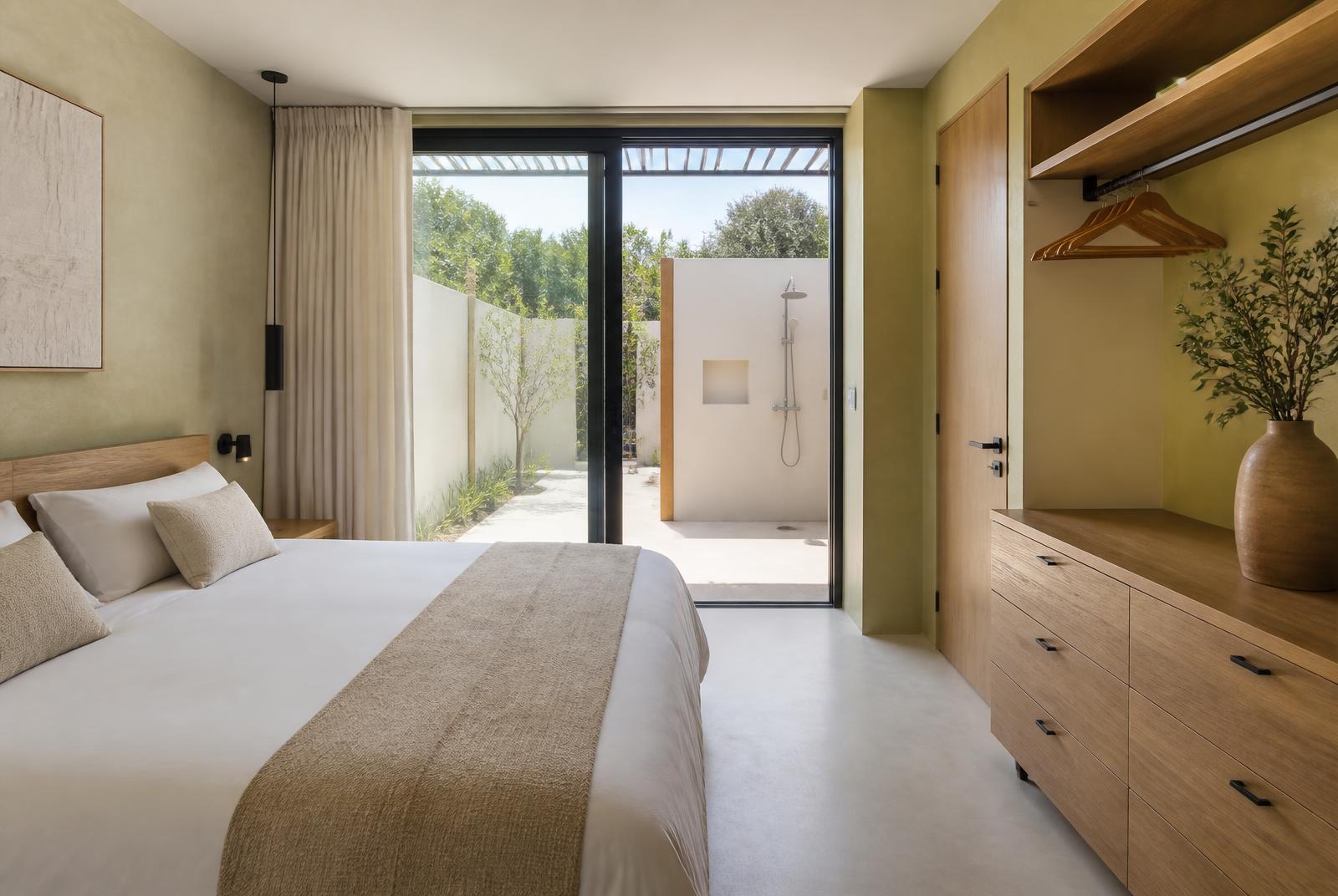 Garden suite with king bed and private courtyard shower